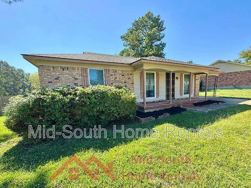 3 bed, 1.0 bath, 1061 sqft, $1,095 — Photo 2