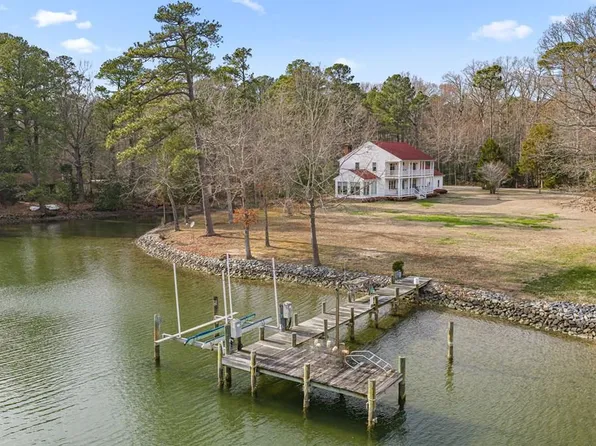 400 Aquilla Point Dr, White Stone, VA 22578