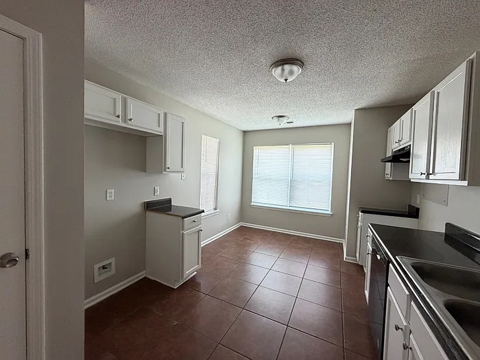 3 bed, 2.0 bath, 1207 sqft, $1,395 — Photo 4