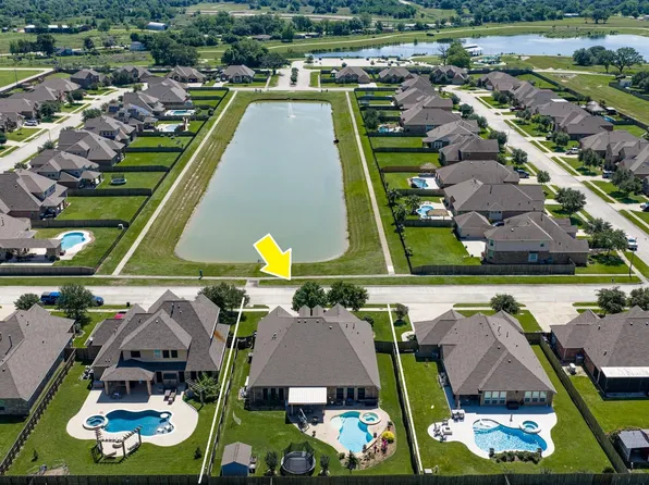 1283 Laurel Ln, Angleton, TX 77515