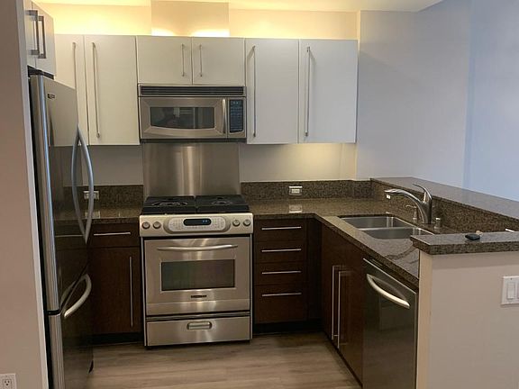 4th image of 350 11th Ave Unit 527