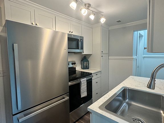 3rd image of 657 S Green St