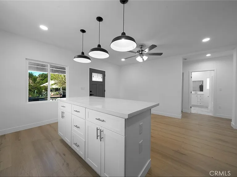 1438 N Summit Ave — Photo 2