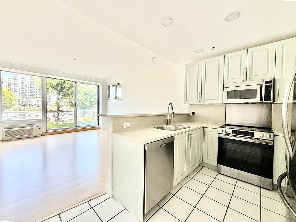 98 Southfield Ave #105