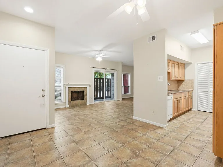 2025 Augusta Dr #605 — Photo 4