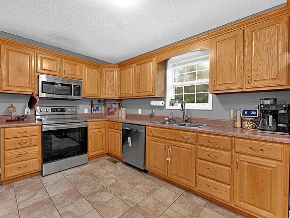 5th image of 27 Clearview Cir