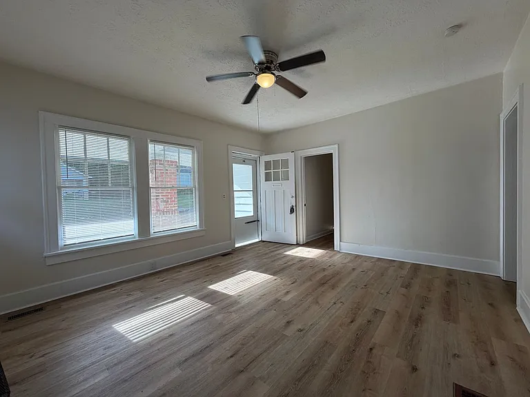 918 Darlington Way SW — Photo 3