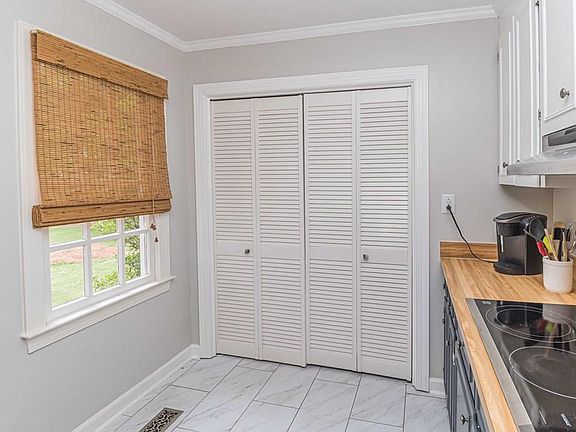 3rd image of 107 Amblewood Ln