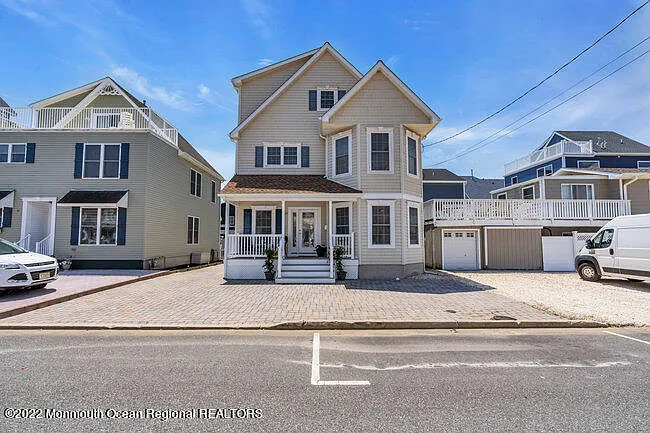 3 bed, 2.5 bath, 2600 sqft, $6,000 — Photo 2