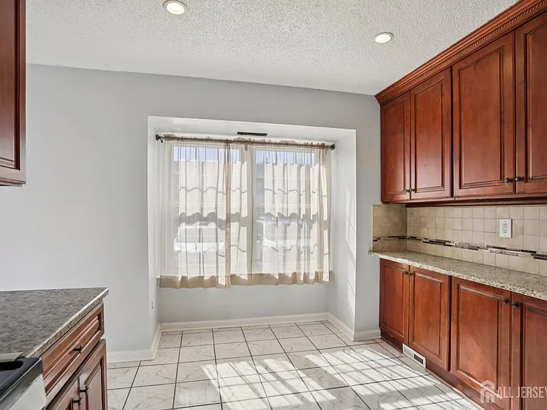 204 Hampshire Ct — Photo 11