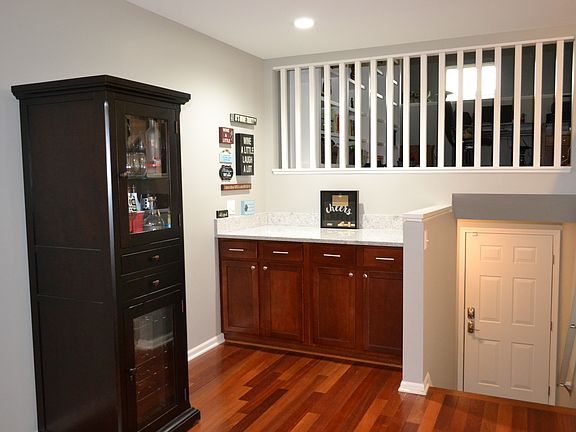 DINING ROOM DRY BAR