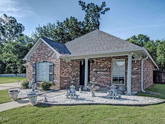 2nd image of 146 Blackstone Cir