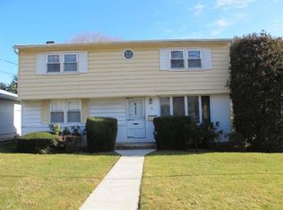 2 Maple Pl, Albertson, NY 11507