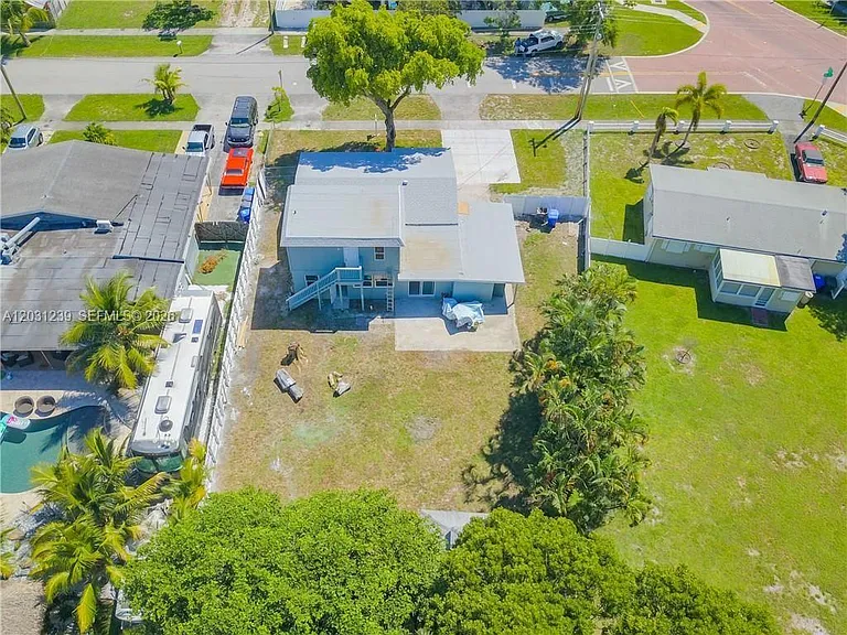 3921 SW 31st Dr — Photo 6