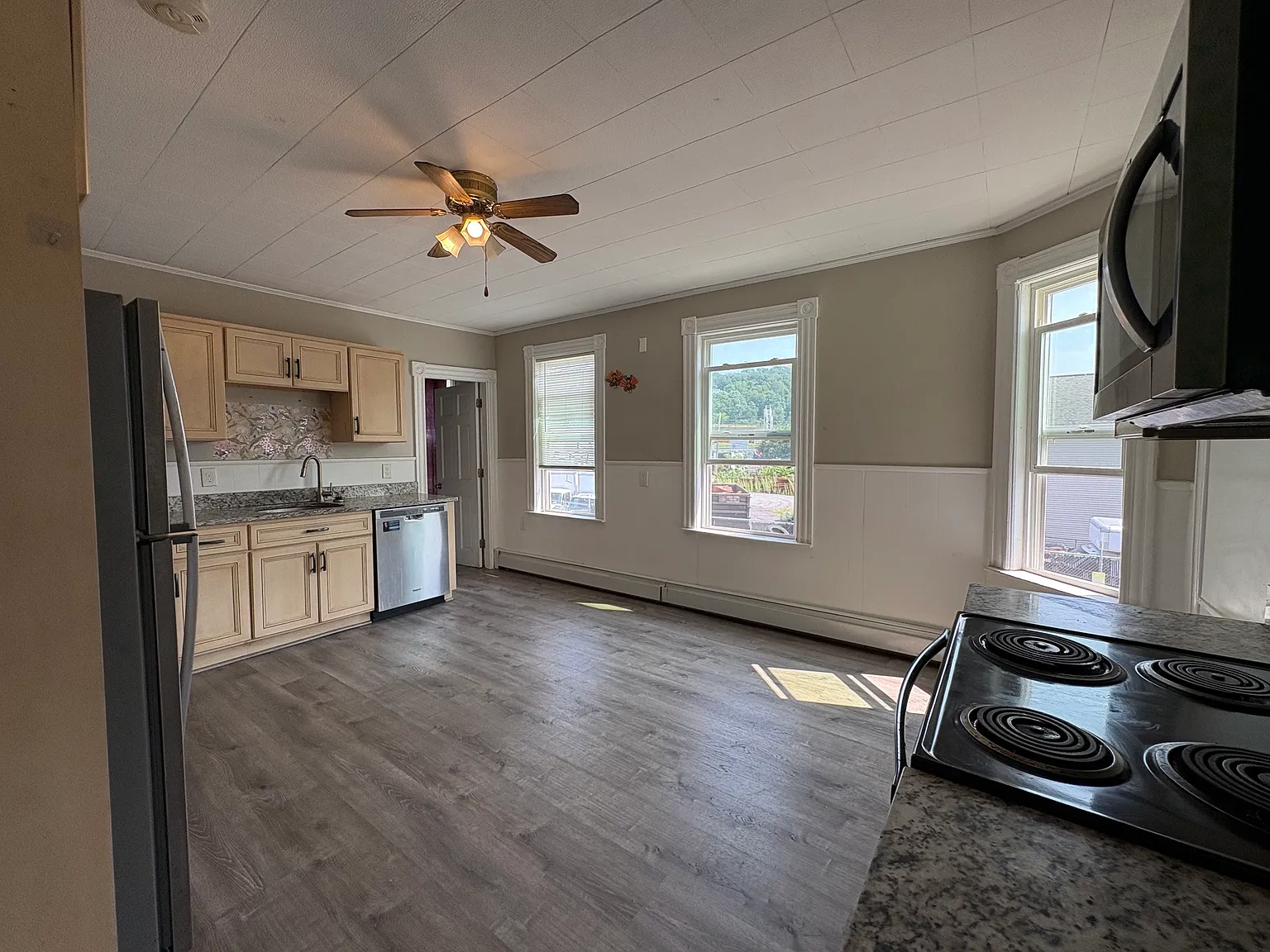 3 bed, $2,300 — Photo 3