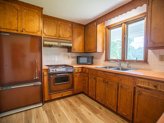 4th image of 24 Harclay Ct
