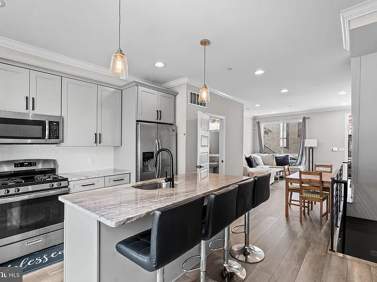 1528 W Seybert St — Photo 9