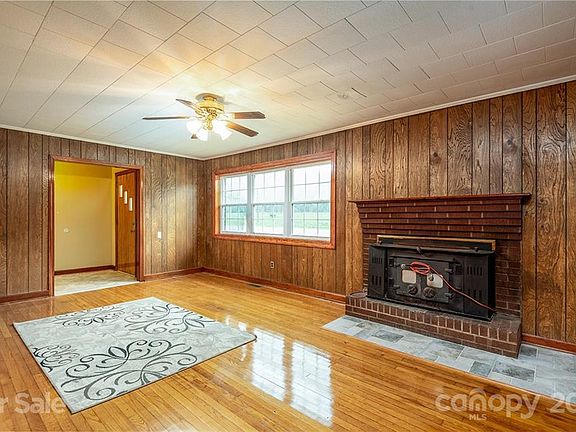 3rd image of 3323 Blowing Rock Blvd