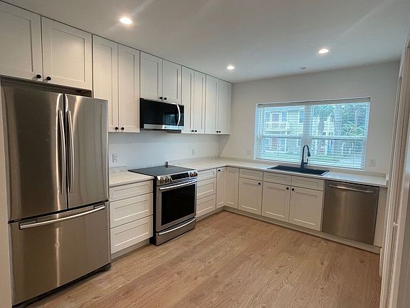 3rd image of 909 1st St #909B