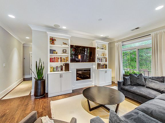 2nd image of 3201 N Wolcott Ave APT 2B