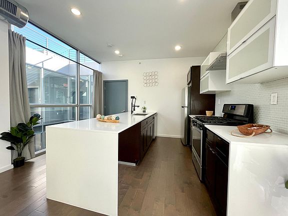 3rd image of 1235 N Franklin St #14F