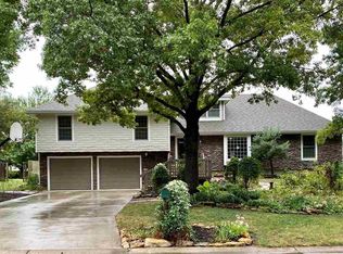 2935 SE Meadowview Dr, Topeka, KS 66605