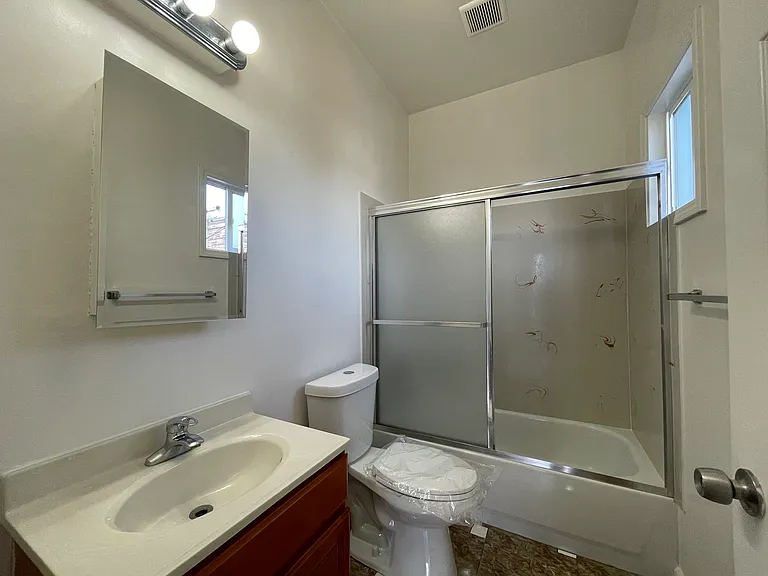 682 W Macarthur Blvd — Photo 17