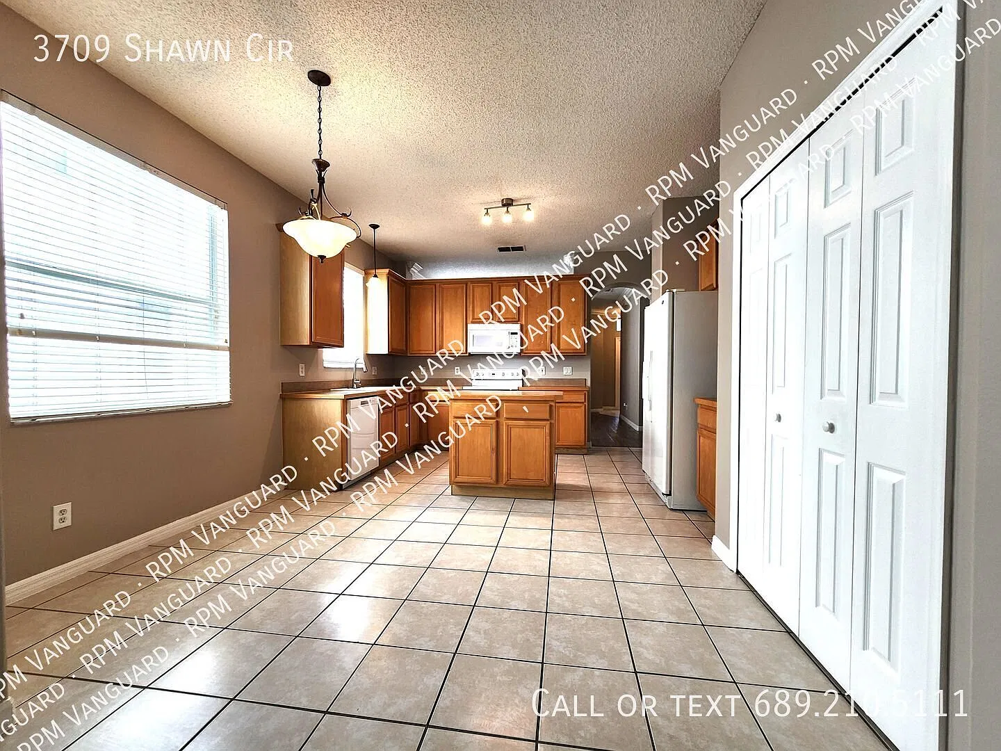 Single-story 5 BR home with Screened Patio, Water View and Community Pool — Photo 4