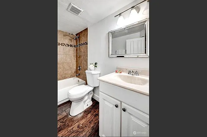 721 E James St — Photo 4