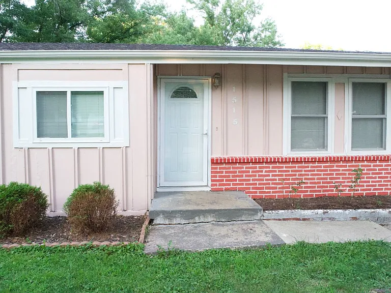 1504 N 75th Dr — Photo 3