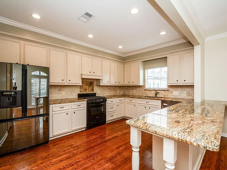 2022 Fairview Ave — Photo 8