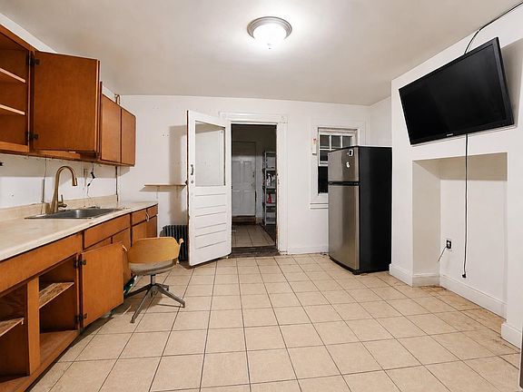 3rd image of 187 Carteret Ave