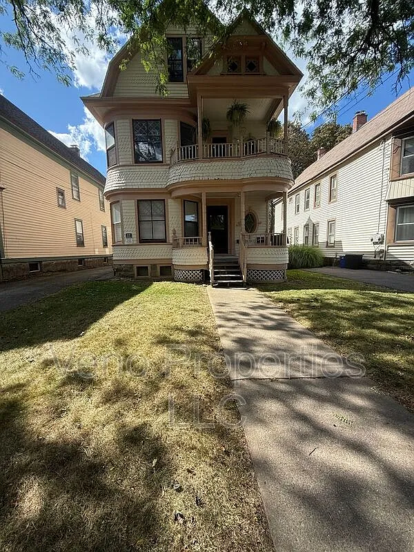 3 bed, 1.0 bath, $1,400 — Photo 1