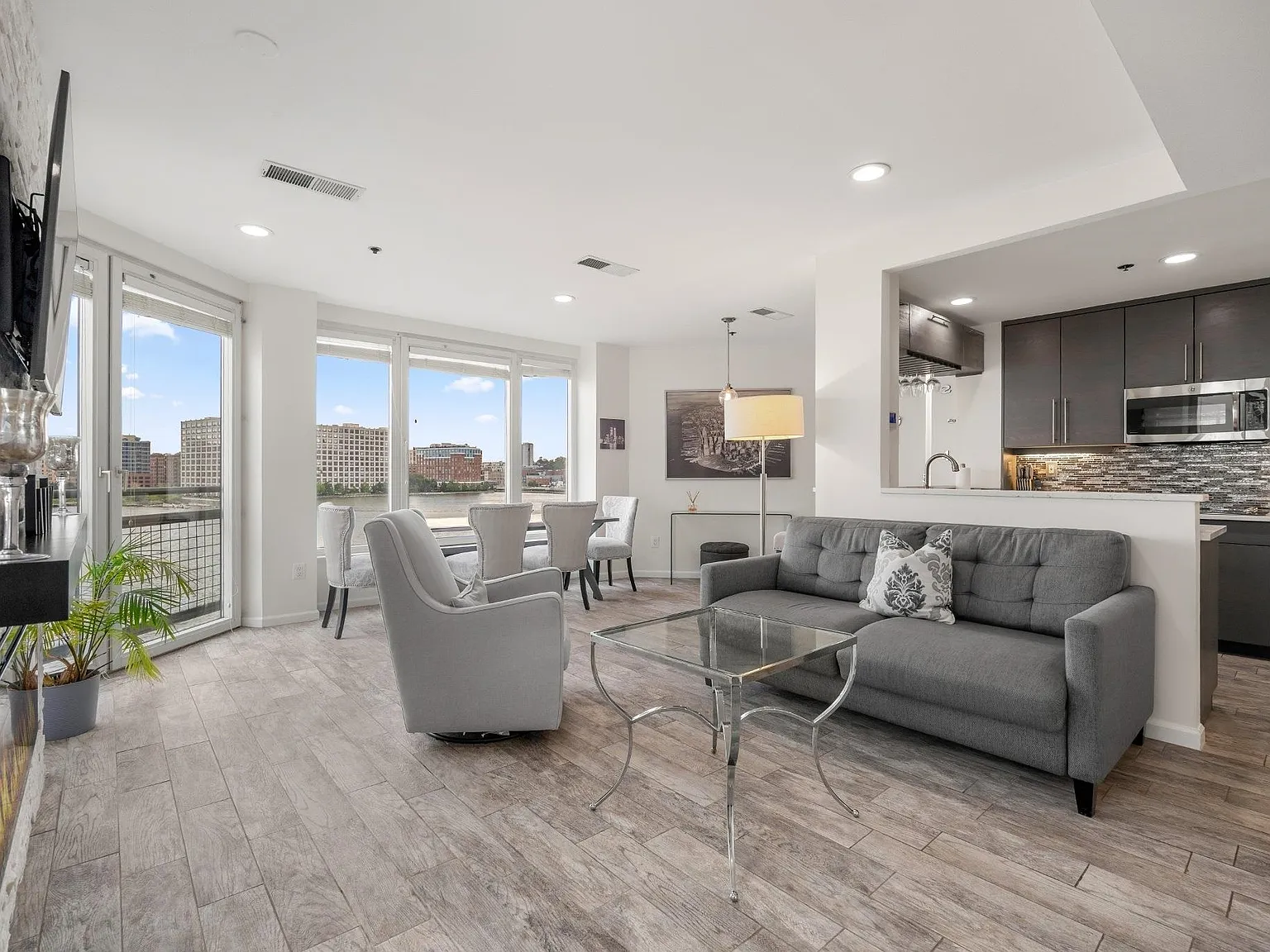 600 Harbor Blvd — Photo 2