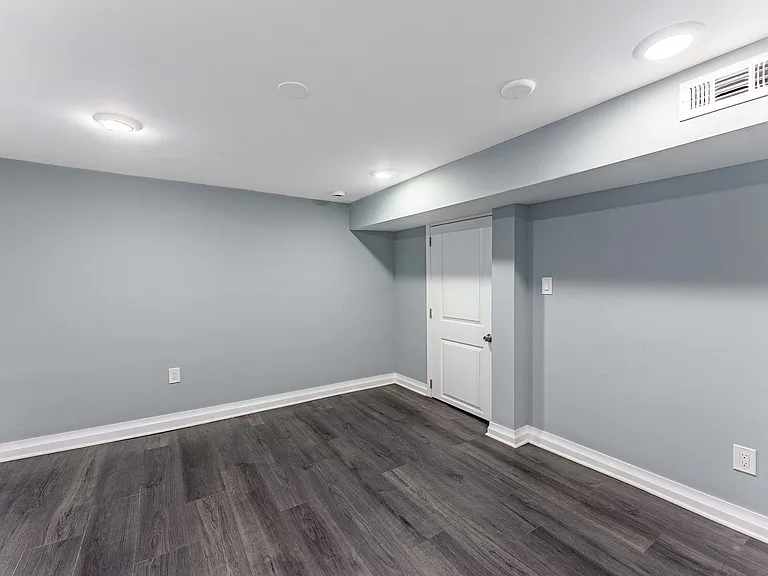 1121 N Leclaire Ave #B — Photo 8