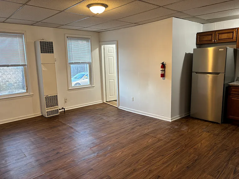 75 Crapo St New Bedford Spacious 3 Bedroom / 1 Bath New Appliances, Near the Beach! — Photo 11