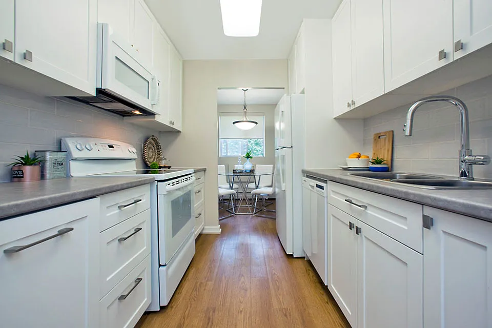 Bayview Towers — Photo 1