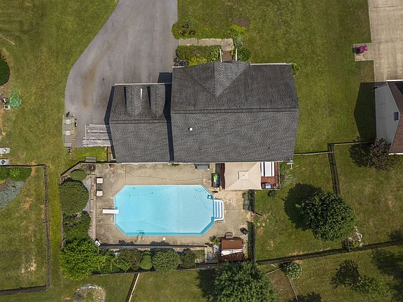 5th image of 305 Green Valley Dr