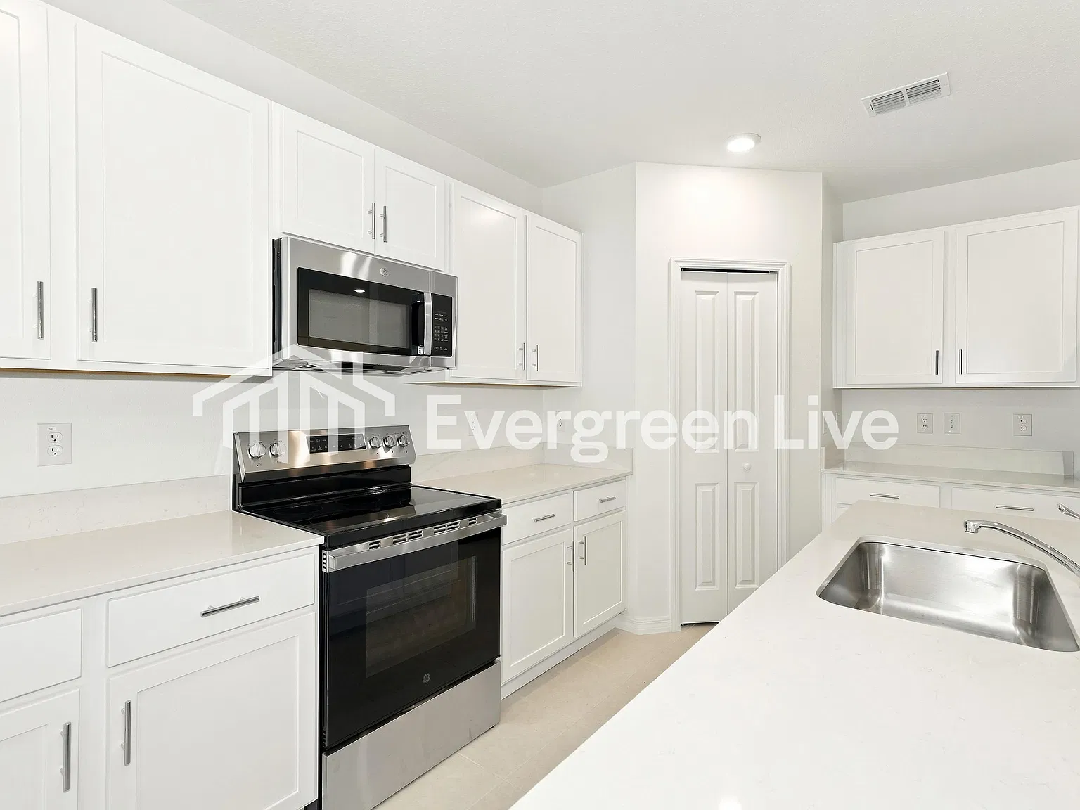 6 bed, 3.0 bath, 3041 sqft, $2,745 — Photo 4