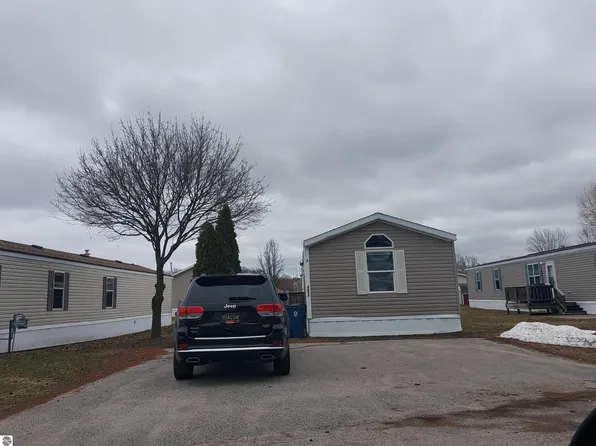 4652 Meadow Lane Dr, Traverse City, MI 49685