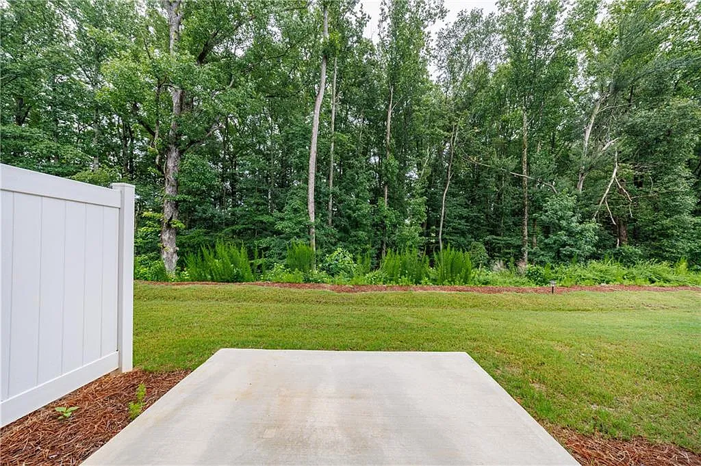 3 bed, 2.5 bath, 1912 sqft, $2,100 — Photo 3