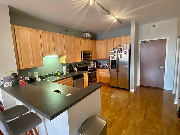4th image of 1322 S Prairie Ave #18XX