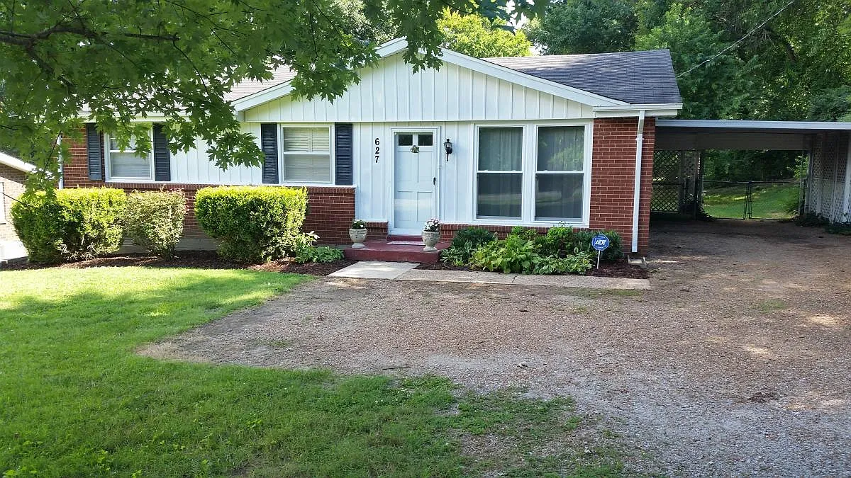 627 W Meade Boulevard — Photo 1