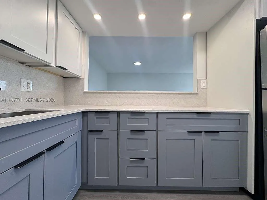 Envoy Apartments Condomin — Photo 3