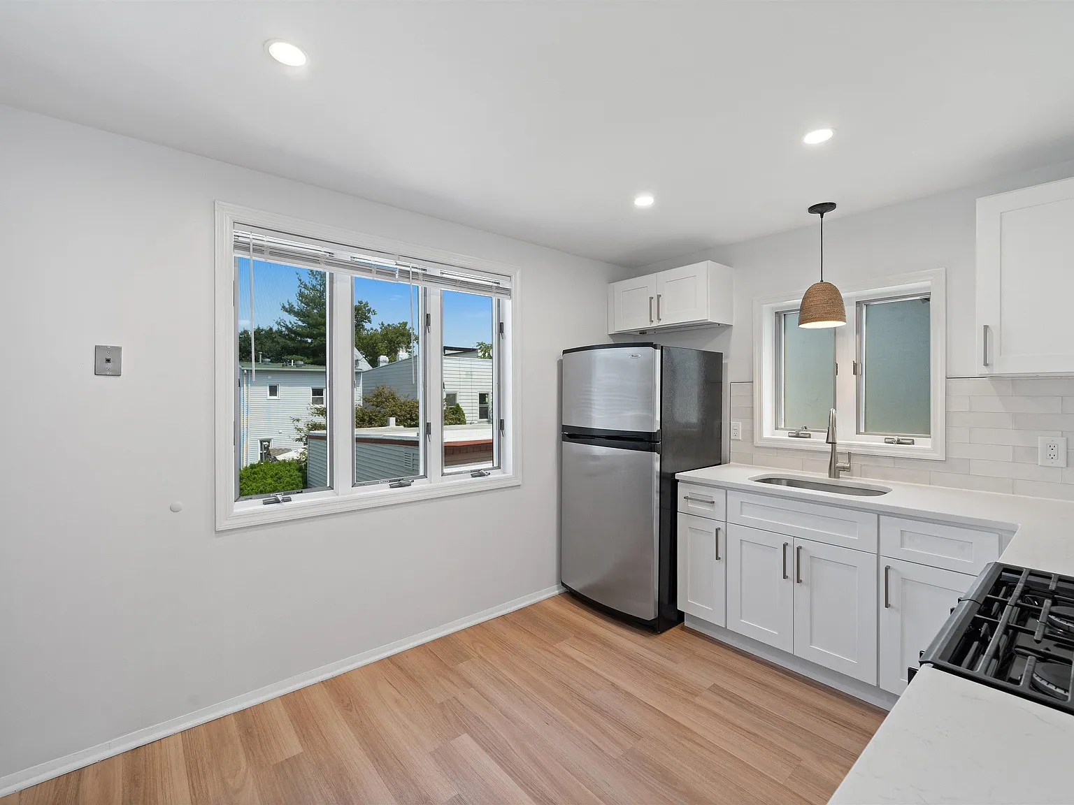 3 bed, 1.0 bath, 1000 sqft, $2,300 — Photo 2