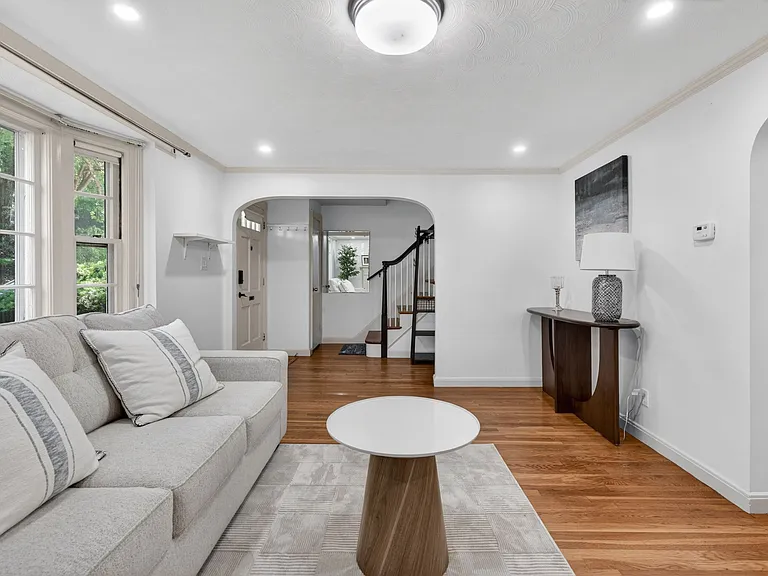 64 Redlands Rd — Photo 3