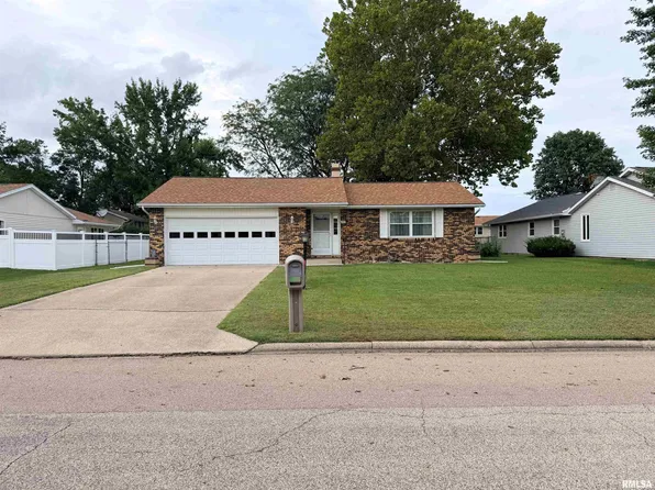 331 New Salem Dr, Canton, IL 61520