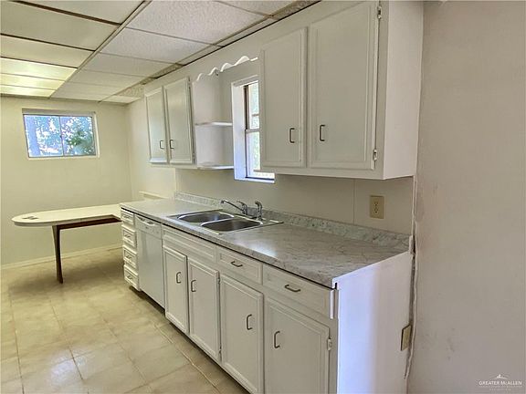 4th image of 521 W Hill Dr