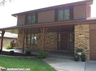 916 Twin Ridge Rd, Lincoln, NE 68510