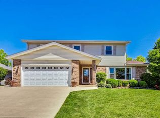 212 Schreiber Ave, Roselle, IL 60172
